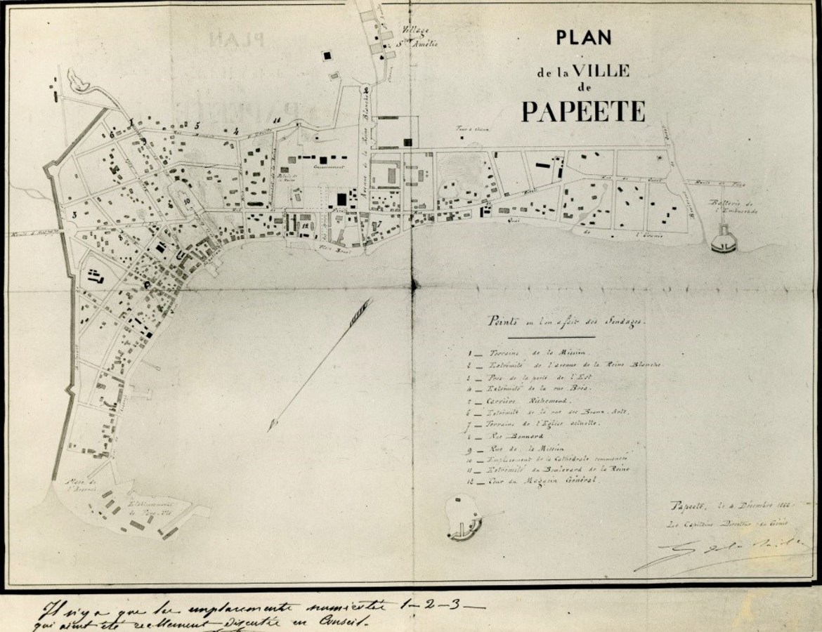 <p>Papeete en 1866. Sur cette carte on réalise les progrès faits en vingt ans. La ville, qui a en mémoire le conflit franco-tahitien, est bordée à l'ouest par la batterie de l'Embuscade de la rivière Tipaerui et à l'est par des remparts de la Papeava. De vraies rue ont fait leur apparition (rue Bréa, rue des Beaux-Arts, boulevard de la Reine) qui forment un véritable quadrillage urbain. L'influence missionnaire anglo-saxonne s'est effacée derrière la présence française et catholique : apparaissent sur ce relevé les "terrains de la Mission" et l’emplacement de la cathédrale en construction</p>
