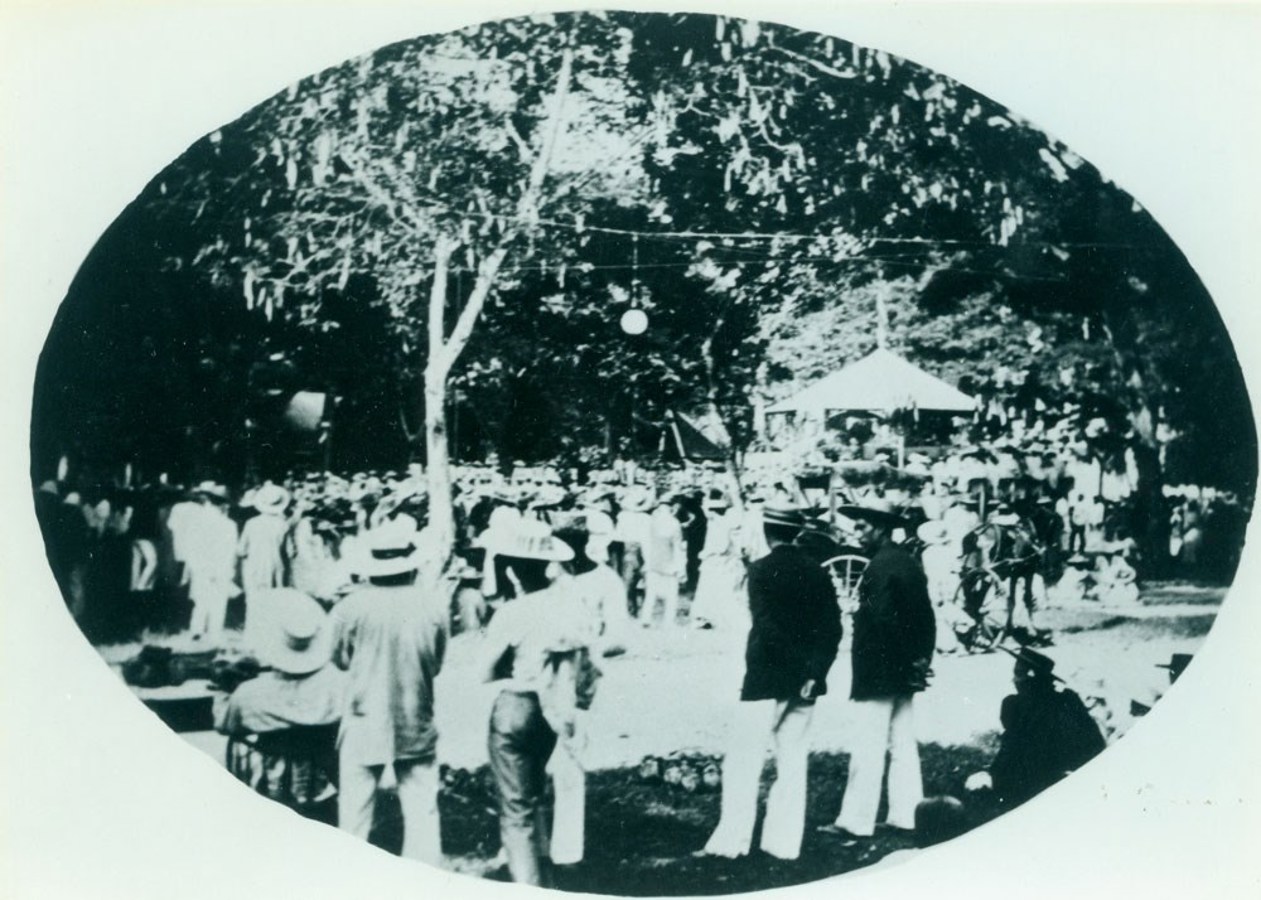 <p>Kiosque à musique sur la place Taraho’i Ce lieu de rencontre était appelé « le marché à la viande » par Paul Gauguin.(Cl. coll. Ch.Gleizal)</p>